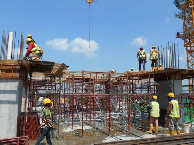 KUALA LUMPUR, MALAYSIA - Mart 05, 2020: İnşaat işçilerinin inşaat sahasına kereste döşemesi ve üretimi. Kereste ve kontraplaktan yapılan şekiller.. 