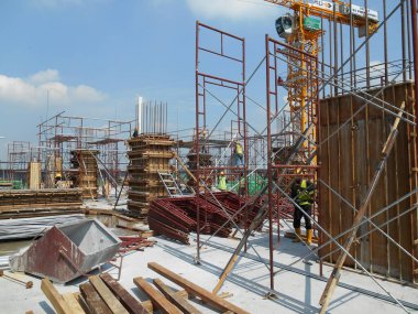 KUALA LUMPUR, MALAYSIA - 13 Mart 2020: Kol kereste işi ve inşaat alanında takviye bar. İnşaat işçileri tarafından kurulmuş. Yapı geçici ahşap desteği tarafından destekleniyor.