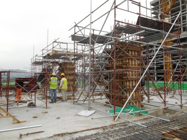 KUALA LUMPUR, MALAYSIA - 13 Mart 2020: Kol kereste işi ve inşaat alanında takviye bar. İnşaat işçileri tarafından kurulmuş. Yapı geçici ahşap desteği tarafından destekleniyor.