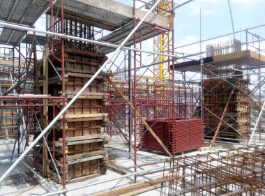 KUALA LUMPUR, MALAYSIA - 13 Mart 2020: Kol kereste işi ve inşaat alanında takviye bar. İnşaat işçileri tarafından kurulmuş. Yapı geçici ahşap desteği tarafından destekleniyor.