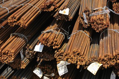 SELANGOR, MALAYSIA -13 Mayıs 2016: İnşaat alanında deforme olmuş çelik çubuklar veya çelik takviye çubuğu. Betonu güçlendirmek için kullanılır. Mühendislik tasarımını takip etmek için şekillendirildi..