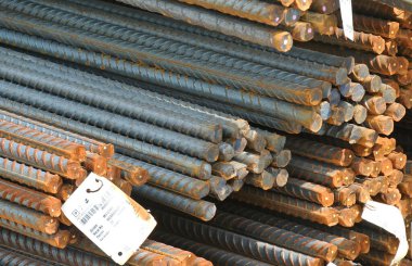 SELANGOR, MALAYSIA -13 Mayıs 2016: İnşaat alanında deforme olmuş çelik çubuklar veya çelik takviye çubuğu. Betonu güçlendirmek için kullanılır. Mühendislik tasarımını takip etmek için şekillendirildi..