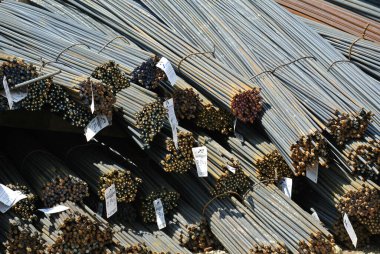 SELANGOR, MALAYSIA -13 Mayıs 2016: İnşaat alanında deforme olmuş çelik çubuklar veya çelik takviye çubuğu. Betonu güçlendirmek için kullanılır. Mühendislik tasarımını takip etmek için şekillendirildi..