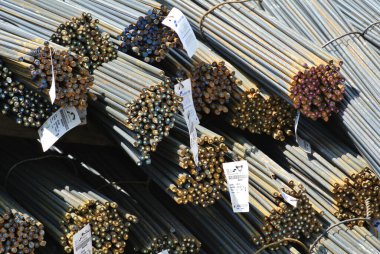 SELANGOR, MALAYSIA -13 Mayıs 2016: İnşaat alanında deforme olmuş çelik çubuklar veya çelik takviye çubuğu. Betonu güçlendirmek için kullanılır. Mühendislik tasarımını takip etmek için şekillendirildi..