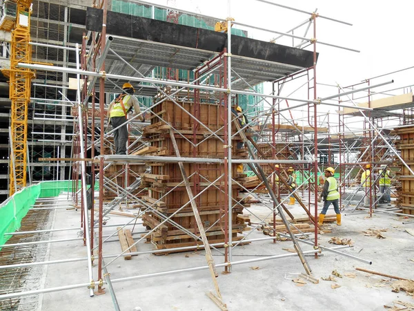 Kuala Lumpur Malasia Marzo 2020 Trabajadores Construcción Instalando Fabricando Encofrados —  Fotos de Stock