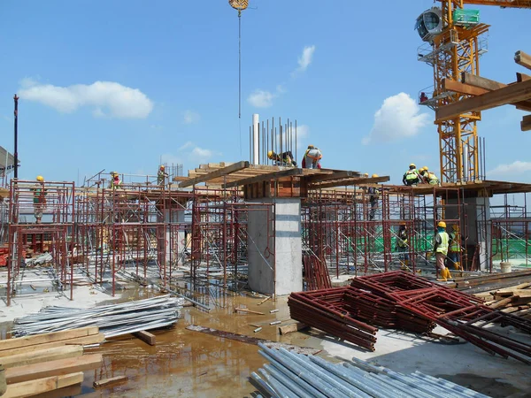 クアラルンプール マレーシア 2020年3月5日 建設現場に木材加工品を設置 加工する建設労働者 木材や合板で作られたもの — ストック写真