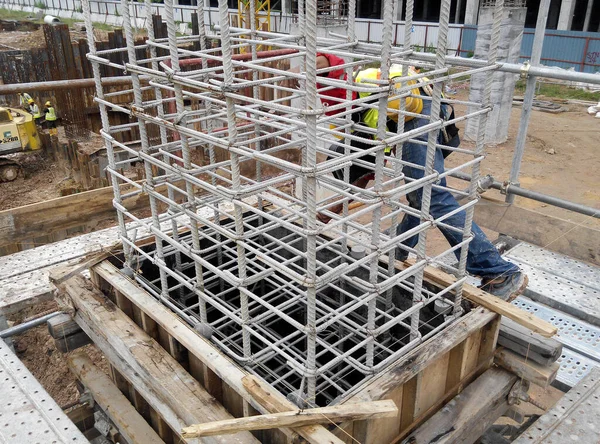 Kuala Lumpur Malaysia March 2020 Trabalhadores Construção Civil Que Instalam — Fotografia de Stock