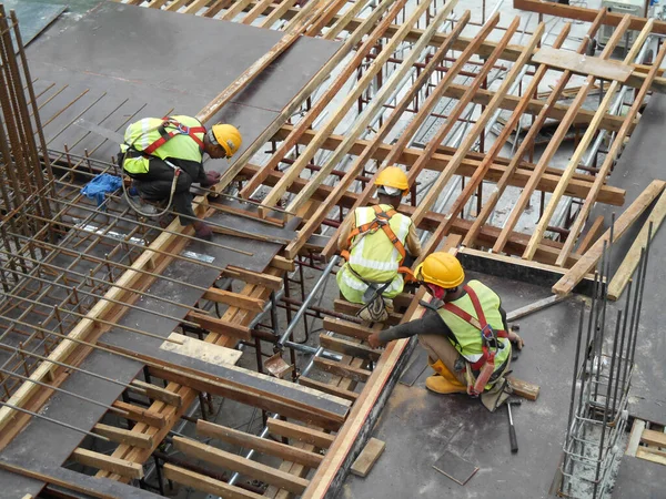 Kuala Lumpur Malaysia March 2020 Construction Workers Installing Fabricating Timber — Stock Photo, Image