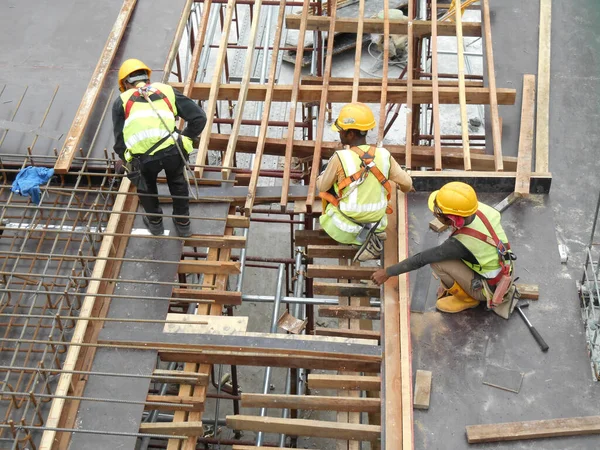 Kuala Lumpur Malaysia March 2020 Construction Workers Installing Fabricating Timber — Stock Photo, Image