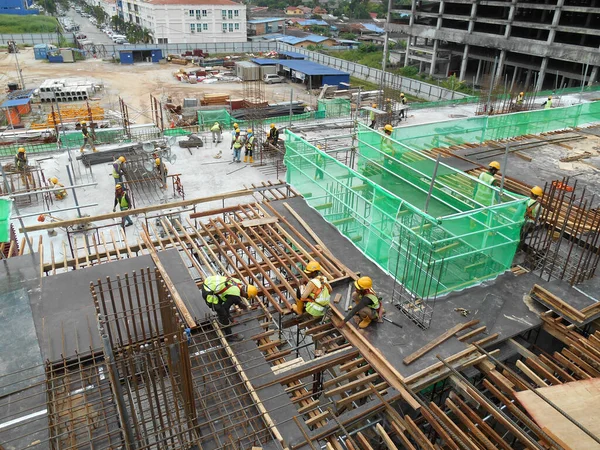 Kuala Lumpur Malaysia March 2020 建筑工人在建筑工地安装和制造木材模板 木料和胶合板制成的模板 — 图库照片