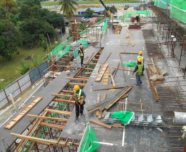 Kuala Lumpur Malaysia Mart 2020 Nşaat Işçilerinin Inşaat Sahasına Kereste — Stok fotoğraf