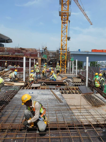 Seremban Malaysia Maart 2020 Bouwvakkers Vervaardigen Stalen Wapeningsstang Bouwplaats Bonden — Stockfoto