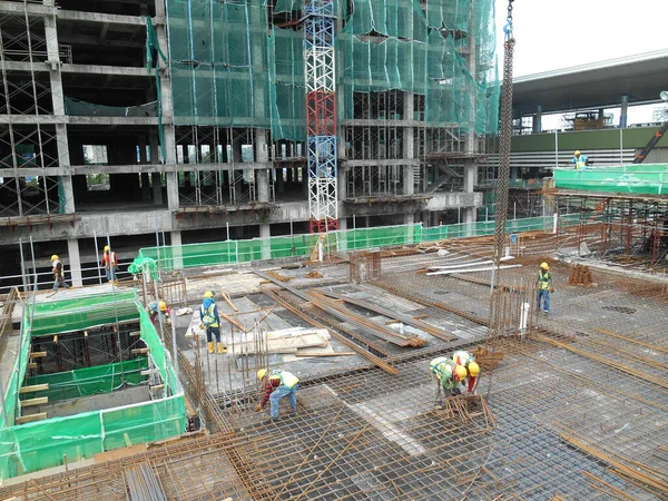 Seremban Malásia Março 2020 Trabalhadores Construção Civil Que Fabricam Barras — Fotografia de Stock