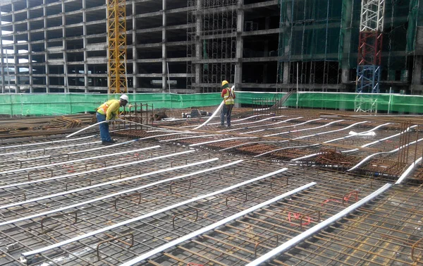 Seremban Malaysia March 2020 建筑工人在建筑工地制造钢筋 他们用小电线把它绑在一起 然后用模板把它盖起来 — 图库照片