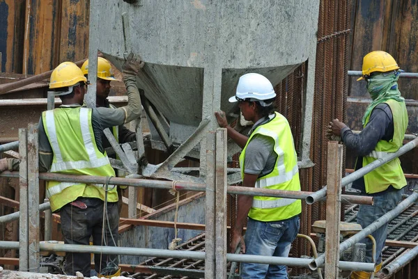 Kuala Lumpur Malaisie Août 2018 Groupe Travailleurs Construction Coulant Béton — Photo