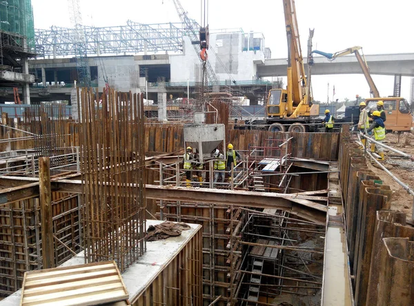 Kuala Lumpur Malaysia Agosto 2018 Grupo Trabalhadores Construção Civil Derramando — Fotografia de Stock