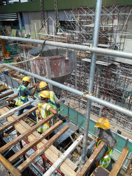 Kuala Lumpur Malaysia August 2018 Group Construction Workers Pouring Wet — Stock Photo, Image