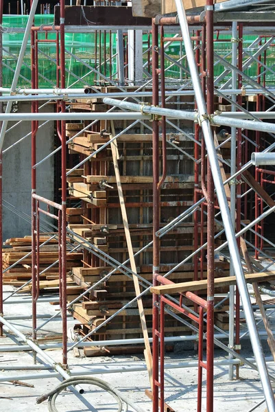 KUALA LUMPUR, MALAYSIA - 13 Mart 2020: Kol kereste işi ve inşaat alanında takviye bar. İnşaat işçileri tarafından kurulmuş. Yapı geçici ahşap desteği tarafından destekleniyor.