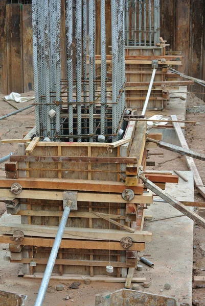 Kuala Lumpur Malaysia 2020年3月13日 建設現場の列材形作業および補強バー 建設労働者によって設置された 一時木材支援体制 — ストック写真