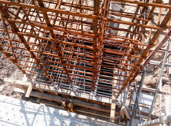 Kuala Lumpur Malaysia 2020年3月13日 建設現場の列材形作業および補強バー 建設労働者によって設置された 一時木材支援体制 — ストック写真