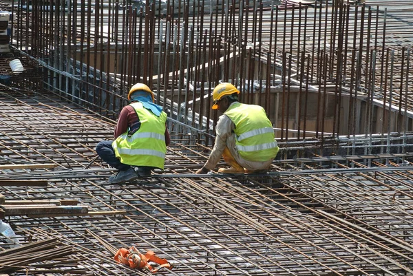 Malacca Malaysia May 2016 马来西亚马六甲建筑工地的建筑工人制造钢筋 钢筋用微小的金属丝连接在一起 — 图库照片