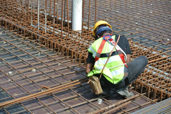 Malacca Malaysia May 2016 马来西亚马六甲建筑工地的建筑工人制造钢筋 钢筋用微小的金属丝连接在一起 — 图库照片