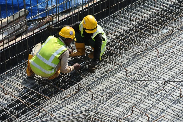 Malacca Malaysia May 2016 马来西亚马六甲建筑工地的建筑工人制造钢筋 钢筋用微小的金属丝连接在一起 — 图库照片
