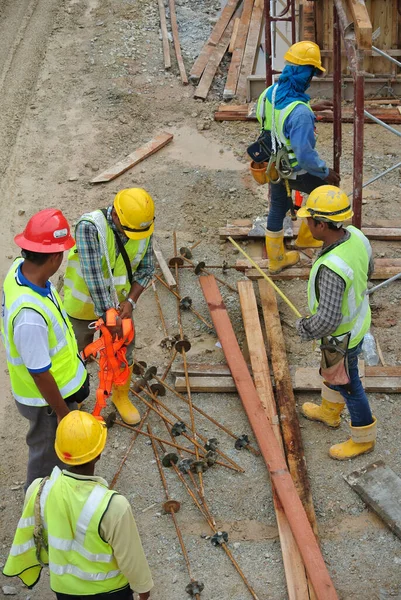 Malacca Malasia Mayo 2016 Trabajadores Construcción Discutiendo Sosteniendo Dibujos Construcción — Foto de Stock