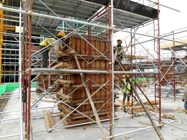 Malacca Malaysia Giugno 2016 Lavoratori Edili Che Fabbricano Legname Colonne — Foto Stock