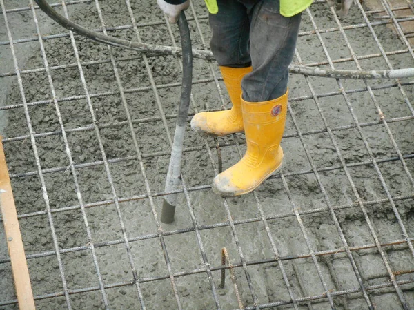 Selangor Malaysia June 2016 Construction Workers Using Concrete Vibrator Construction — стоковое фото