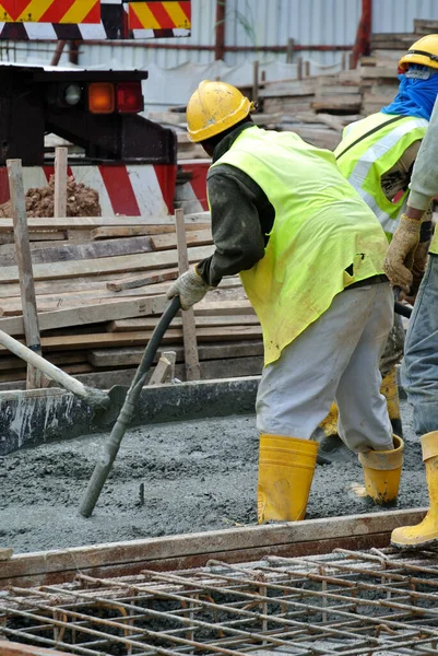 Selangor Malaysia June 2016年6月18日 建筑工人在建筑工地用混凝土振动器压缩浇注在模板中的水泥浆 — 图库照片