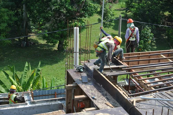 Melaka Malaysia April 2016 Byggnadsarbetare Som Bär Säkerhetssele Och Lämplig — Stockfoto