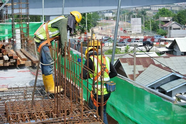 Malacca Malaysia May 2016 马来西亚马六甲建筑工地的建筑工人制造钢筋 钢筋用微小的金属丝绑在一起 — 图库照片