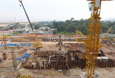 SERDANG, MALAYSIA -13 Haziran 2016: Serdang, Malezya 'da gün içinde inşaat çalışmaları sürüyor. Formalite ve takviye çubuğu kurmakla meşgul işçiler.     