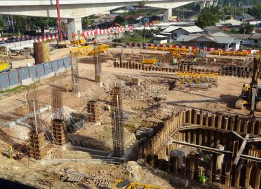 SERDANG, MALAYSIA -13 Haziran 2016: Serdang, Malezya 'da gün içinde inşaat çalışmaları sürüyor. Formalite ve takviye çubuğu kurmakla meşgul işçiler.     