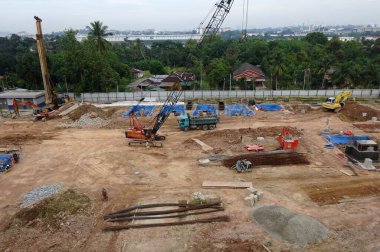 SERDANG, MALAYSIA -13 Haziran 2016: Serdang, Malezya 'da gün içinde inşaat çalışmaları sürüyor. Formalite ve takviye çubuğu kurmakla meşgul işçiler.     