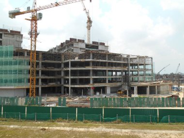 SERDANG, MALAYSIA -13 Haziran 2016: Serdang, Malezya 'da gün içinde inşaat çalışmaları sürüyor. Formalite ve takviye çubuğu kurmakla meşgul işçiler.     