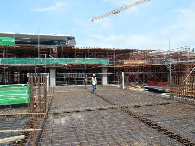 SERDANG, MALAYSIA -13 Haziran 2016: Serdang, Malezya 'da gün içinde inşaat çalışmaları sürüyor. Formalite ve takviye çubuğu kurmakla meşgul işçiler.     