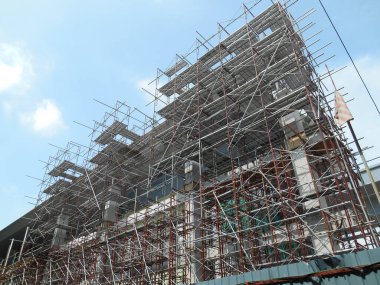 SERDANG, MALAYSIA -13 Haziran 2016: Serdang, Malezya 'da gün içinde inşaat çalışmaları sürüyor. Formalite ve takviye çubuğu kurmakla meşgul işçiler.     