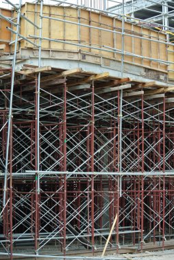 JOHOR, MALAYSIA -APRIL 13, 2016: İnşaat alanındaki platform, biçimlendirme ve yapıyı desteklemek için geçici yapı olarak kullanılan yapı. Ayrıca işçiler için yürüme platformu olarak kullanıldı.. 
