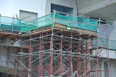 JOHOR, MALAYSIA -APRIL 13, 2016: İnşaat alanındaki platform, biçimlendirme ve yapıyı desteklemek için geçici yapı olarak kullanılan yapı. Ayrıca işçiler için yürüme platformu olarak kullanıldı.. 