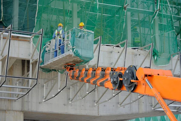 Johor Malaysia May 2016 Construction Workers Standing Mobile Crane Bucket — 图库照片