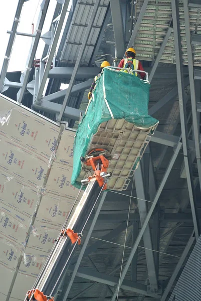 Johor Malaysia May 2016 Construction Workers Standing Mobile Crane Bucket — Stock Photo, Image