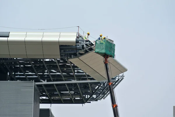 Johor Malaysia May 2016 Construction Workers Standing Mobile Crane Bucket — Stock Photo, Image