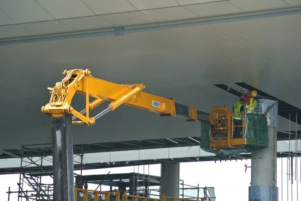 Johor Malasia Mayo 2016 Trabajadores Construcción Pie Cubo Grúa Móvil — Foto de Stock