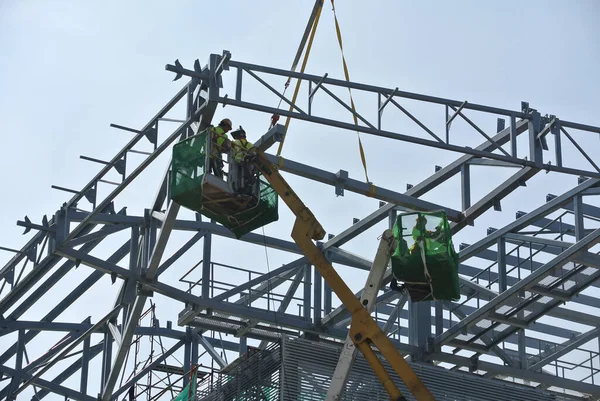 Johor Malaysia May 2016 Construction Workers Standing Mobile Crane Bucket — 图库照片