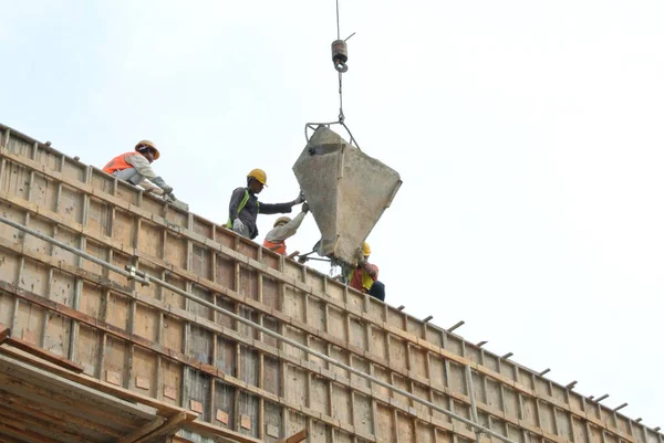 Johor Malasia Mayo 2016 Grupo Trabajadores Construcción Vertiendo Hormigón Utilizando — Foto de Stock