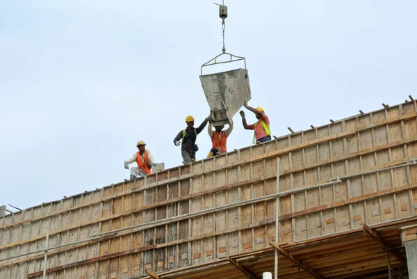 Johor Malasia Mayo 2016 Grupo Trabajadores Construcción Vertiendo Hormigón Utilizando — Foto de Stock