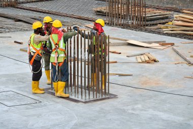 MALACCA, MALAYSIA - MAYIS 4 Mayıs 2016: İnşaat işçileri inşaat sahalarında inşaat çizimleri yaparken konuşurken konuşuyor.