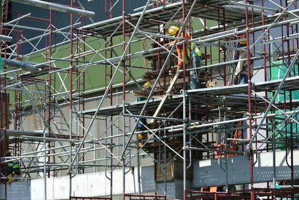 マレーシア マラッカ 2016年5月13日 昼間にマレーシア マラッカの建設現場で働く建設労働者 彼らは適切な安全装置を身につけているので 安全に作業しています — ストック写真